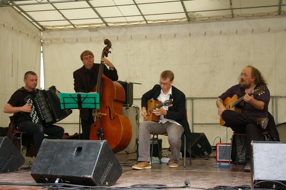 Evry 13 09 08 - Fete de quartier des champs-elysees Le Mickael Leroy Quartet 380.jpg